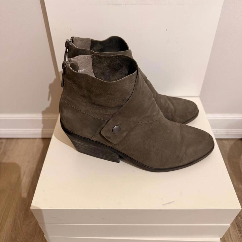 Eileen Fisher Size 8 Ankle Booties Heeled‎ Nubuck Suede Side Snap Rear Zipper